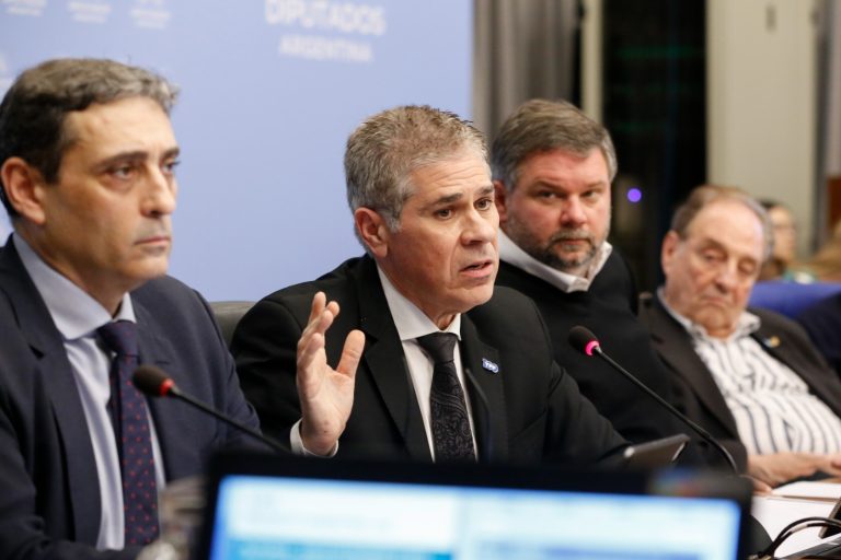 Titular de YPF defendió el regimen de promoción del Gas Natural Licuado