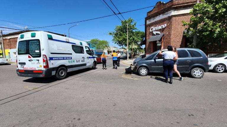Solo chapas rotas tras colisión en calle 23 y 24