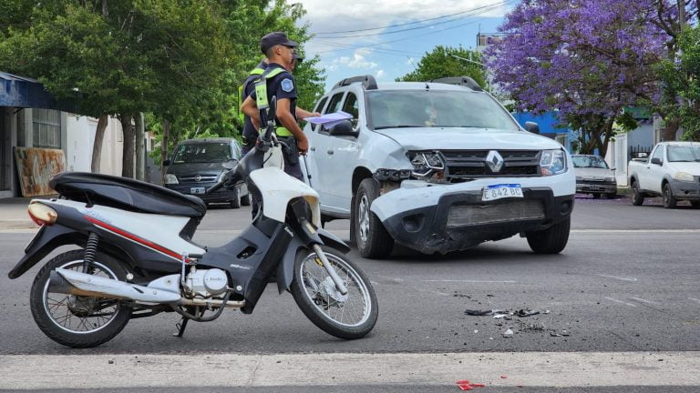 Dos accidentes de tránsito en la ciudad: En uno de ellos, un joven resultó con fractura en una de sus piernas y otro con lesiones leves