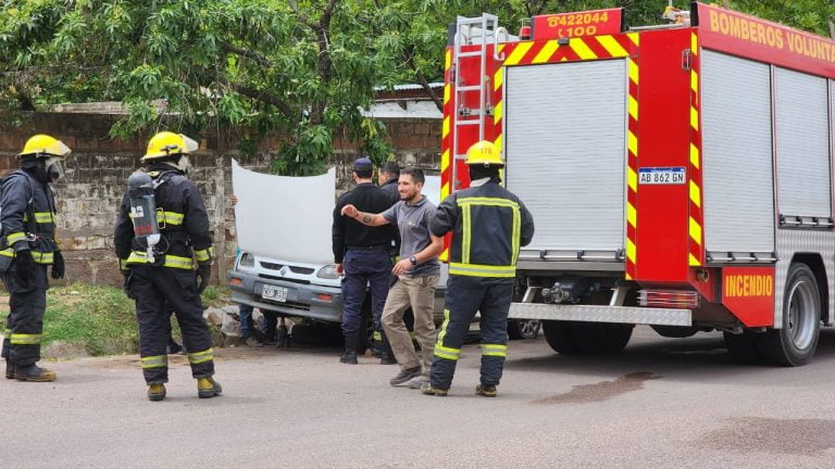 Principio de incendio en vehículo es controlado por un vecino alerta y solidario