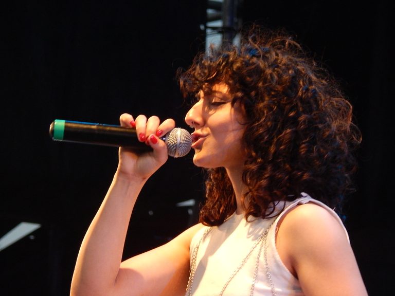 Nadia Nicole y Los del Fondo, un grupo de amigos de la vida que se dio el gusto en el escenario del Pico Cumple