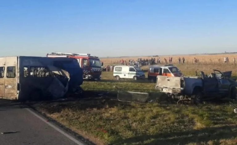 Una combi que llevaba jugadores de fútbol chocó de frente a una camioneta en Córdoba: hay cinco muertos