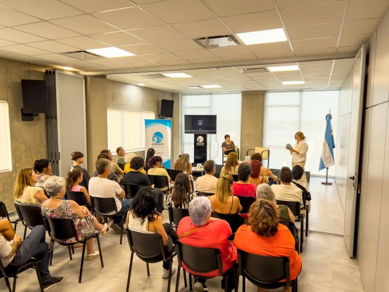 Nidia Tineo presentó su nuevo libro “La Tejedora del Viento” en el Concejo Deliberante