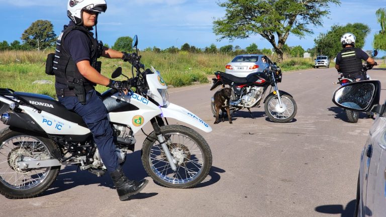Motociclista iba sin casco, chocó contra un auto y terminó en el Hospital