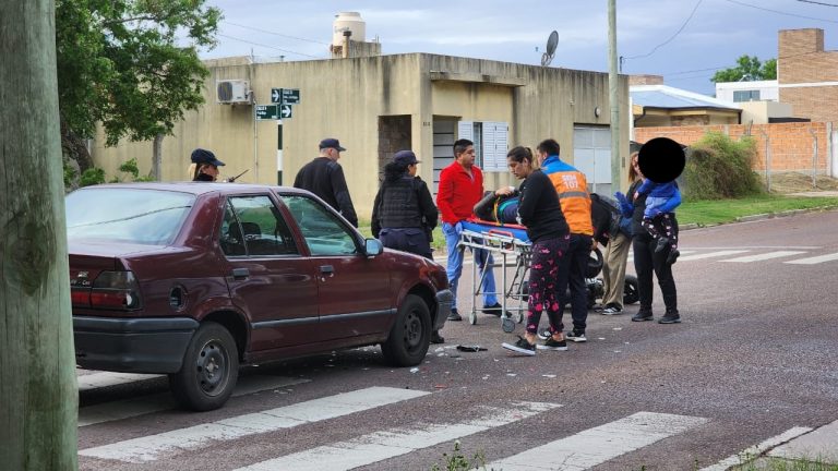 Un vehículo chocó de atrás contra una motocicleta y un hombre y una menor fueron hospitalizados