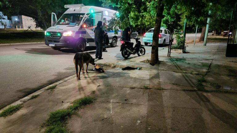 Un joven perdió el control de la moto, chocó contra el cordón cuneta y terminó en el hospital