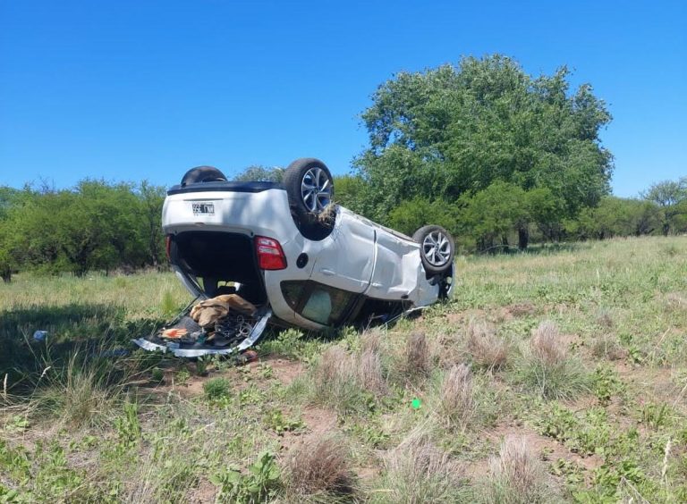 Victorica: vuelco en el acceso de la ruta 10