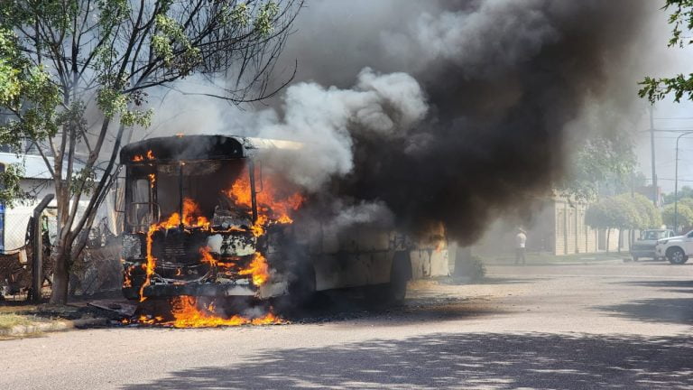 Dos menores señalados como posibles responsables del incendio del colectivo en General Pico