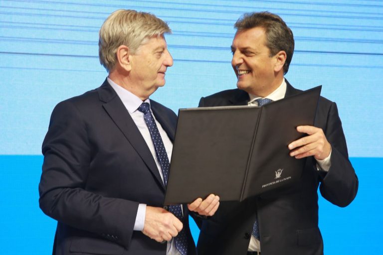 Massa encabezó junto al gobernador Ziliotto la firma de un convenio para restituir fondos de coparticipación a La Pampa