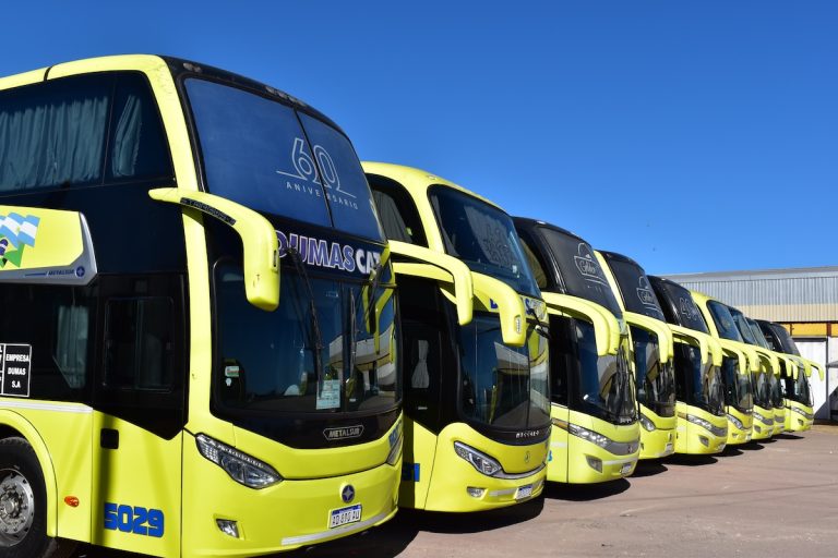La empresa de transporte que opera en La Pampa, propietaria de Dumascat y Expreso Alberino, se une a otras compañías y abona el medio aguinaldo a sus empleados