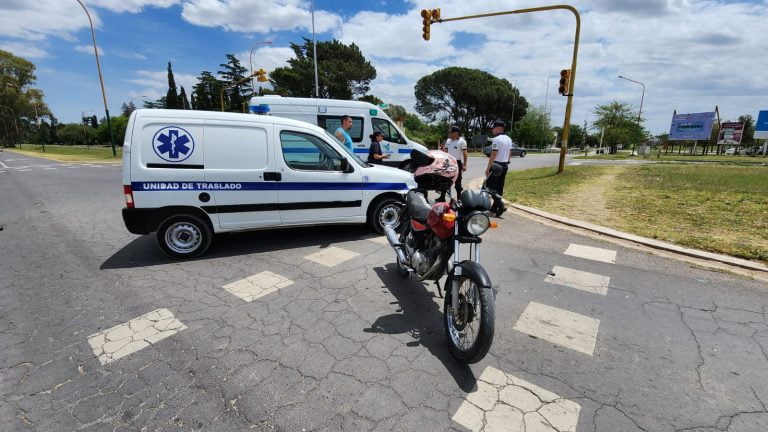 Colisión en Ruta 1 y Avenida San Martin: trasladan a motociclista al hospital local
