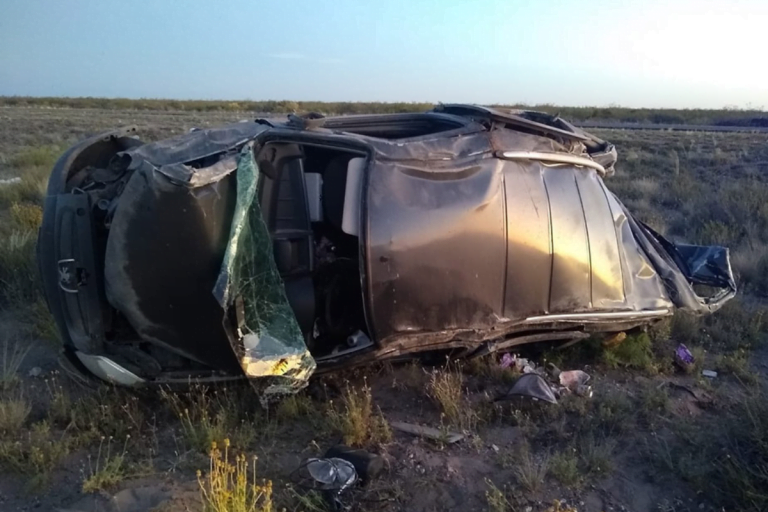 Tres personas terminaron hospitalizadas tras un vuelco en la Ruta 20, cerca del Puesto El Flechillar