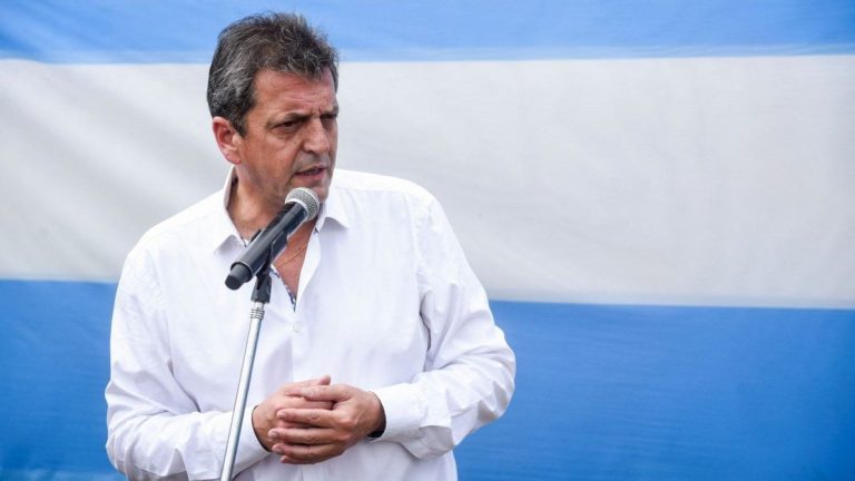 Sergio Massa en La Pampa: firma por fondos adeudados y acto de campaña en Club Estudiantes
