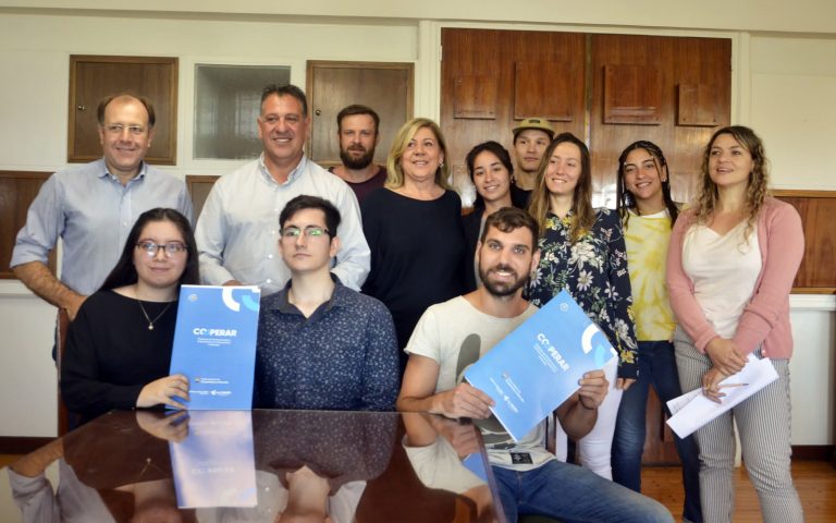 Dos nuevas cooperativas recibieron su matrícula para comenzar a funcionar en producción de insumos biológicos y en desarrollo de software
