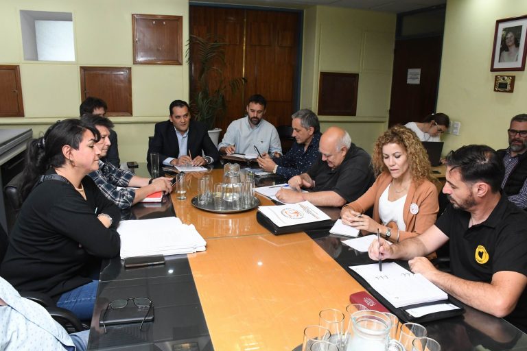 Sustancial mejora de la propuesta del Gobierno pampeano en paritarias: 8.5% de aumento en diciembre y bono de 120 mil en dos cuotas