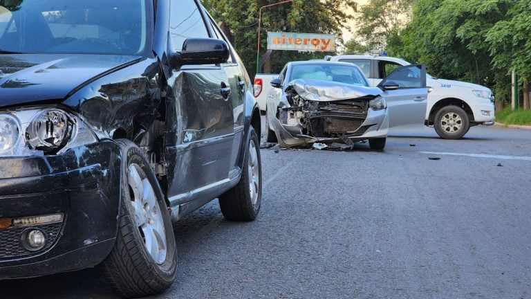 Choque en la intersección de calles 33 y 20: dos autos involucrados y una menor trasladada al hospital