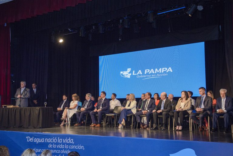 Juraron ministros y secretarios: Ziliotto les pidió “humildad, empatía y compromiso”