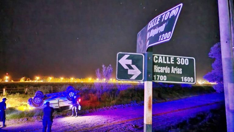 Vuelco en calle 10 y 300: dos heridos leves