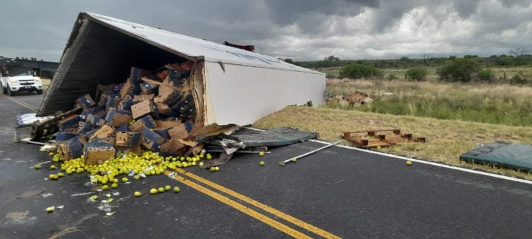 Volcó un camión cargado de frutas en Ruta 13: no hubo lesionados