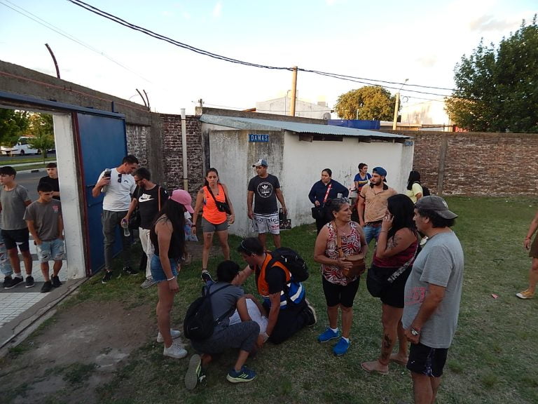 Brutal y cobarde ataque a la hinchada de Rumbo a Vélez al final del partido: “A mi papá lo desmayaron y está grave ahora”