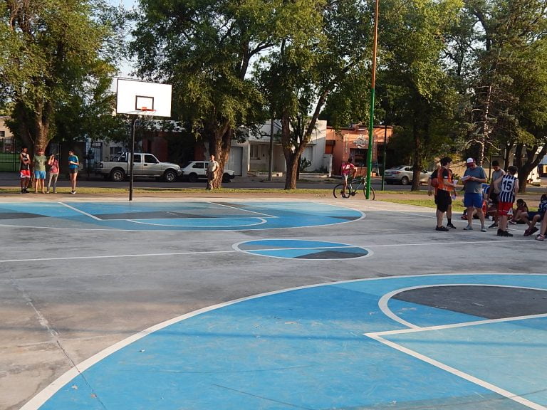 Reinauguraron la cancha de básquet de la 10 y la 21: “este playón tenía una asignación presupuestaria de $1.680.000 pesos y salió 8 millones y medio, esa diferencia la asumió el municipio”