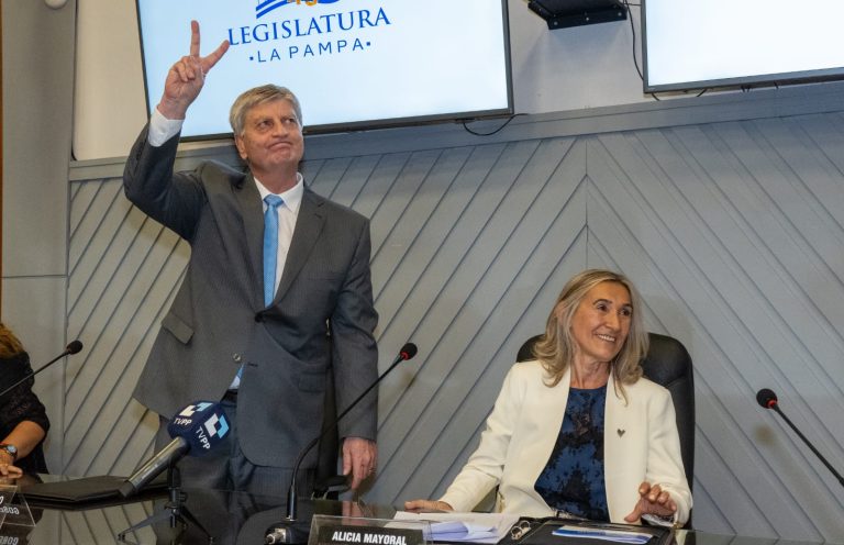 “Tengo la certeza que seguir al enfrente es el resultado de haber cumplido el contrato social con ustedes”, declaró Sergio Ziliotto, después de jurar como gobernador reelecto
