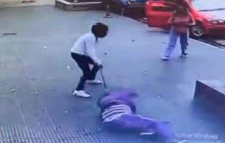 Vecinos golpearon a dos motochorros que quisieron robar un bolso con dinero en Tucumán