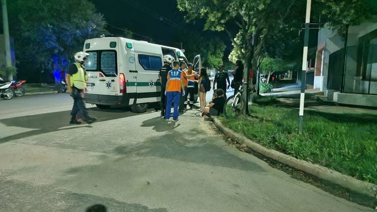 Una adolescente en bicicleta terminó lesionada tras un choque con un auto