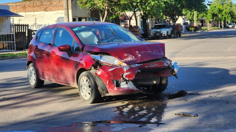 Fuerte choque entre una camioneta y un auto en el barrio Molino