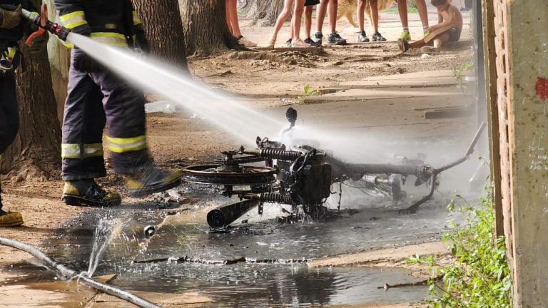 Investigan la procedencia de una moto que terminó incendiada en el barrio Malvinas