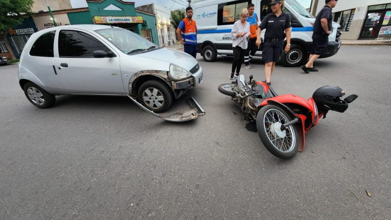 Nuevo choque entre un auto y moto en el cruce de calles 10 y 15