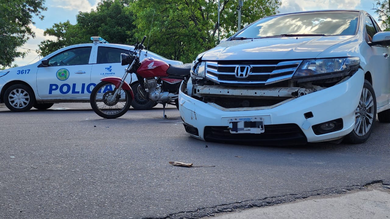 Motociclista chocó a un auto y terminó derivado a la Guardia del Centeno
