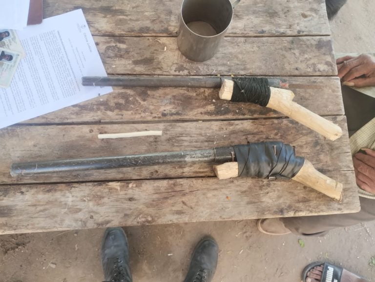 Policía de La Maruja y de Caleufú allanaron una planta urbana y secuestraron armas caseras