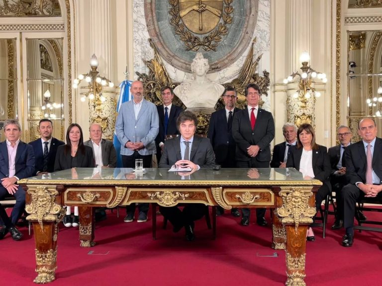Mega DNU de Milei transforma el panorama económico argentino: deroga leyes claves y abre puertas a privatizaciones