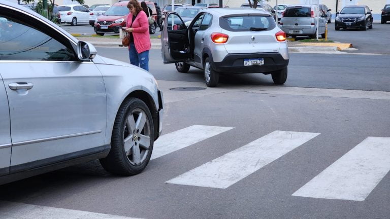 Un auto chocó de atrás a otro en pleno centro piquense y una persona fue hospitalizada