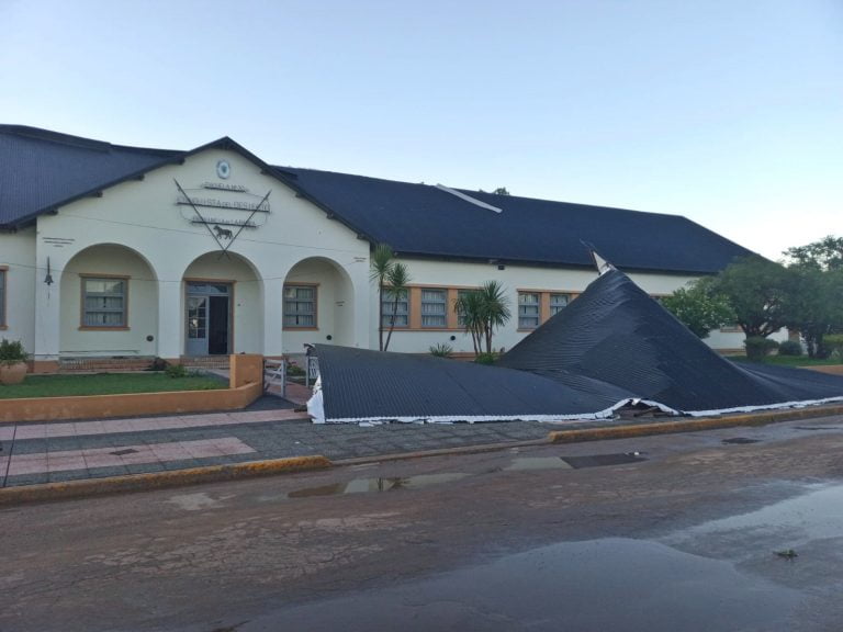 Tormenta causó destrozos y voló parte del techo de la Escuela N°30 de Embajador Martini