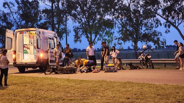 Dos jóvenes cayeron de la moto en la Avenida Brunengo: ambos fueron trasladados al Hospital
