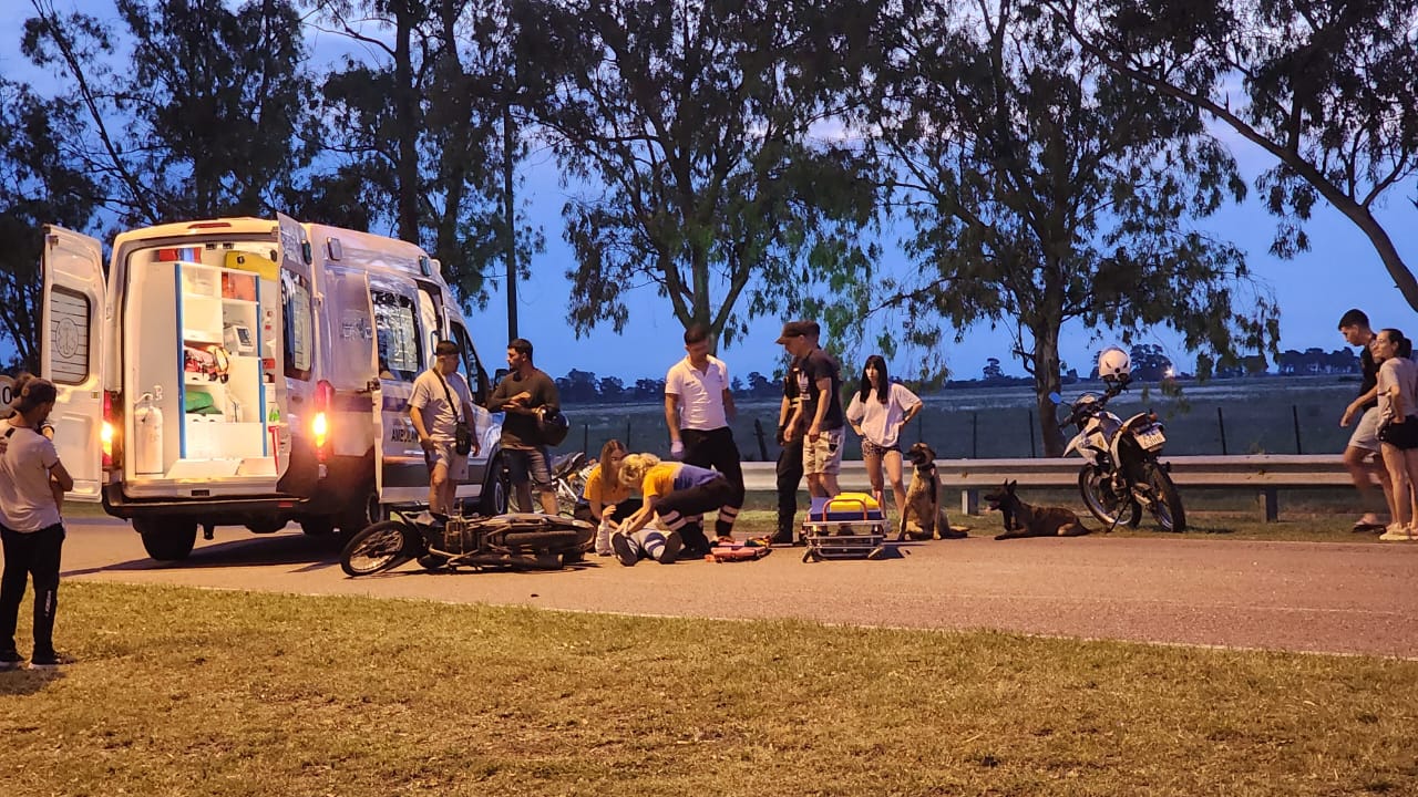 Dos jóvenes cayeron de la moto en la Avenida Brunengo: ambos fueron trasladados al Hospital