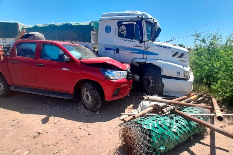 Una camioneta y un camión chocaron en la Ruta Provincial 102 entre Monte Nievas y Eduardo Castex