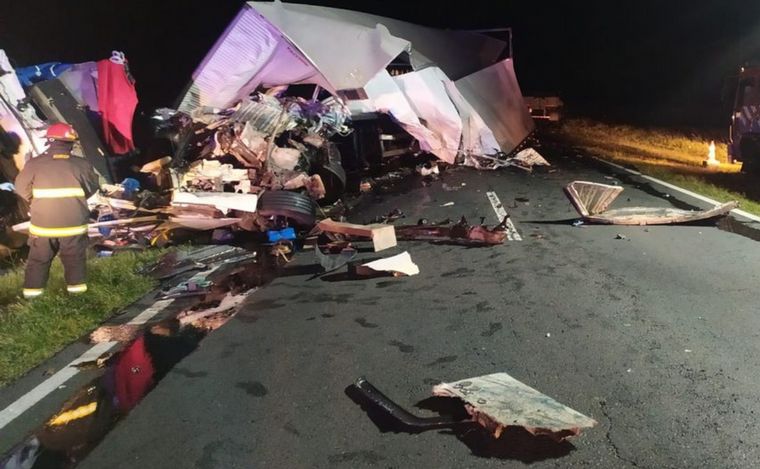 Dos camiones chocaron de frente en Vicuña Mackenna: ambos conductores murieron