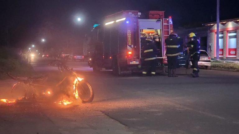 El fuego consumió una motocicleta