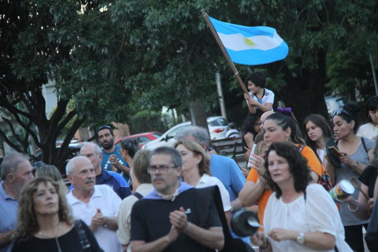 Vecinos de General Pico se manifestaron en la Plaza San Martín en contra de las medidas tomadas mediante DNU por Milei