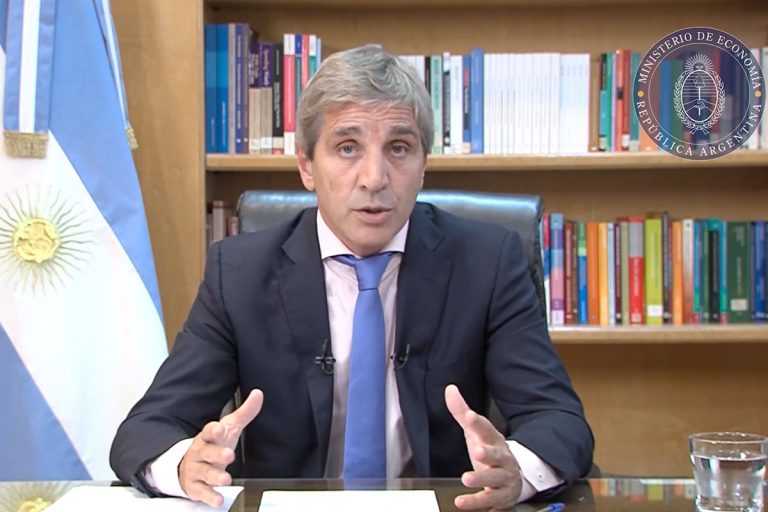 Devaluación: Caputo anunció que el dólar oficial pasa de 400 a 800 pesos como primera medida