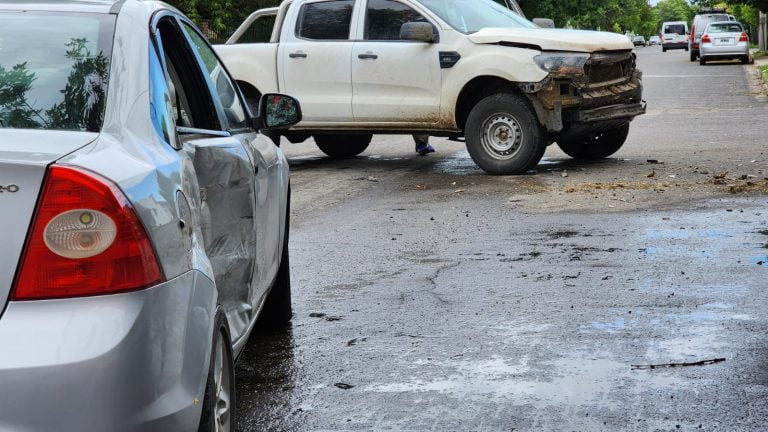 Solo chapas rotas: choque entre camioneta y auto en la intersección de las calles 25 y 14