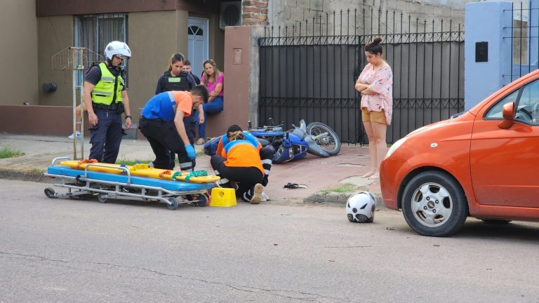 Grave accidente en el barrio Molino: un motociclista sufrió un fuerte golpe en la cabeza