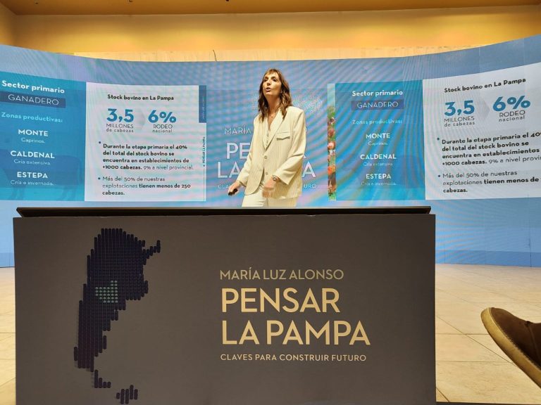 “Luchy” Alonso presentó su libro “Pensar La Pampa” ante ministros, senadores, intendentes, funcionarios y militantes en Santa Rosa