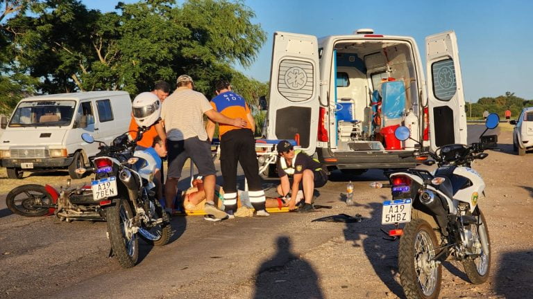 Fuerte colisión: Un motociclista y una menor fueron trasladados rápidamente al hospital