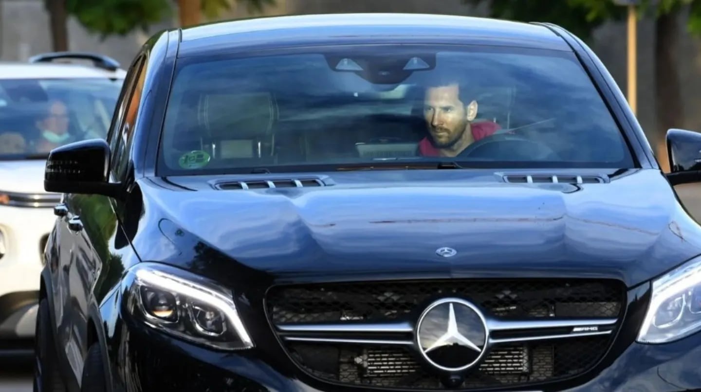 Un conductor apuró a Lionel Messi mientras firmaba una camiseta de la Selección argentina en un semáforo