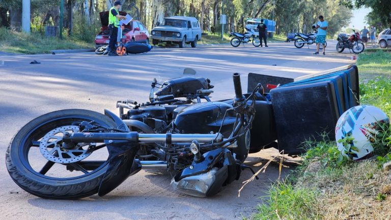 Chocan dos motos y una mujer habría sufrido una fractura en una de sus piernas