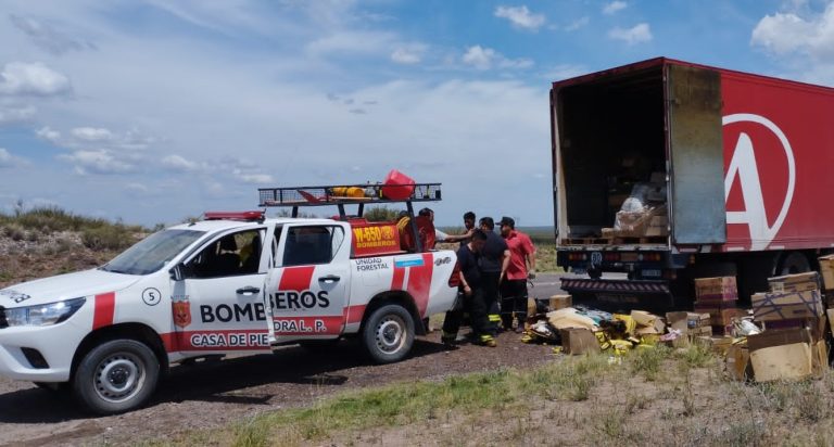 Se prendió fuego un camión de Andreani y afectó una parte de la carga de encomiendas que transportaba